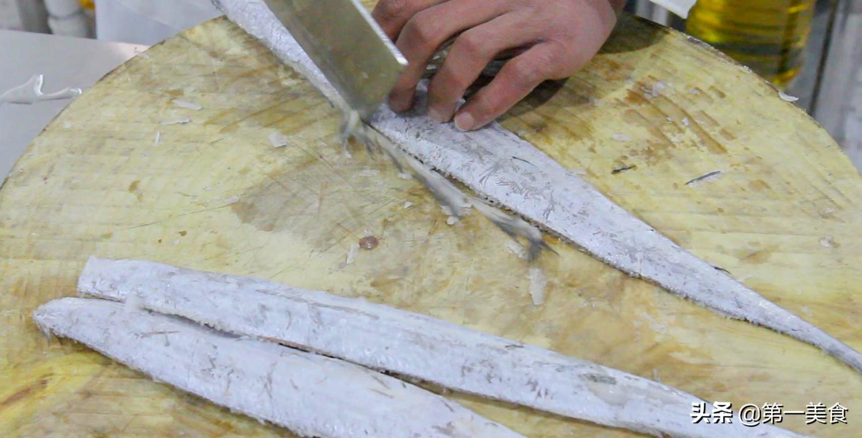 干炸带鱼的做法，大厨教你干炸带鱼的做法（原来第一步就错了）
