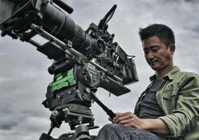 吴京是军人吗，吴京是部队出身吗（拍电影可以用部队的坦克）