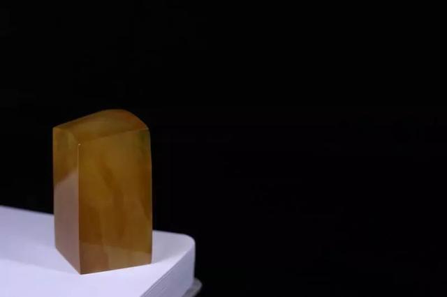 带天然蜜蜡的好处，佩戴蜜蜡有好处吗（你以为戴琥珀蜜蜡只是好看）