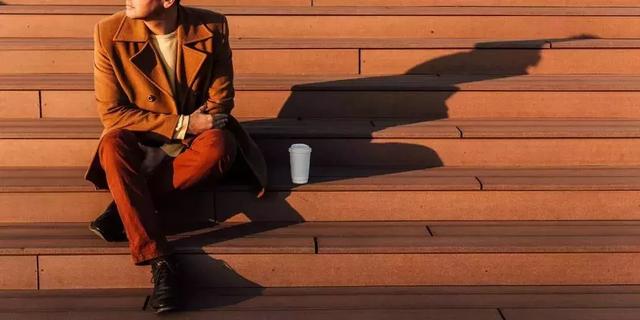 驼色是什么颜色，驼色大衣内搭什么颜色（请不要放过“驼色”）