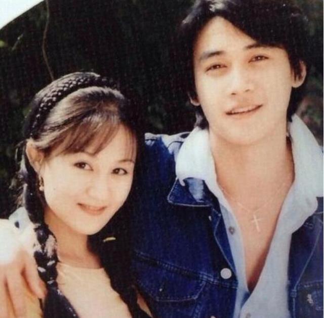 新年第一瓜：贺军翔婚内出轨跟辣妹拥吻！娶了初恋的男人不靠谱？