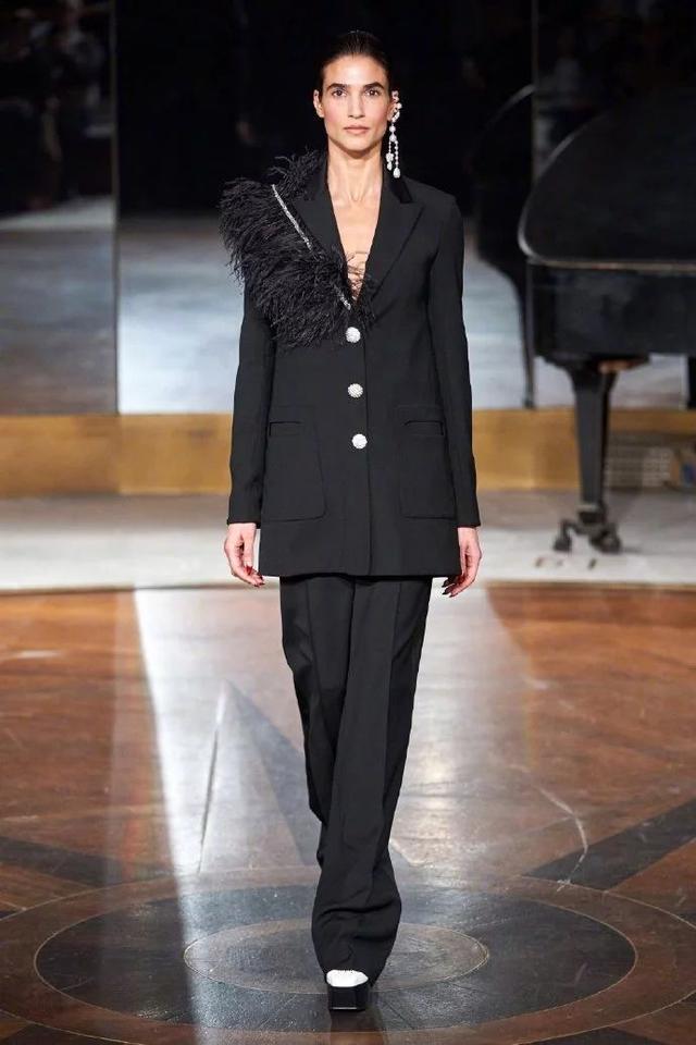 2020年时装周流行风格穿搭，2020年时装流行主题（前两款一般人也能随便穿）