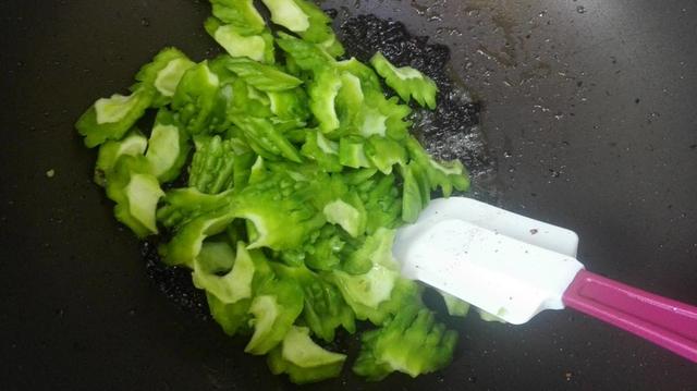 苦瓜怎么做不苦，苦瓜要怎么做才不苦而且还脆（学会了夏天隔三岔五吃）
