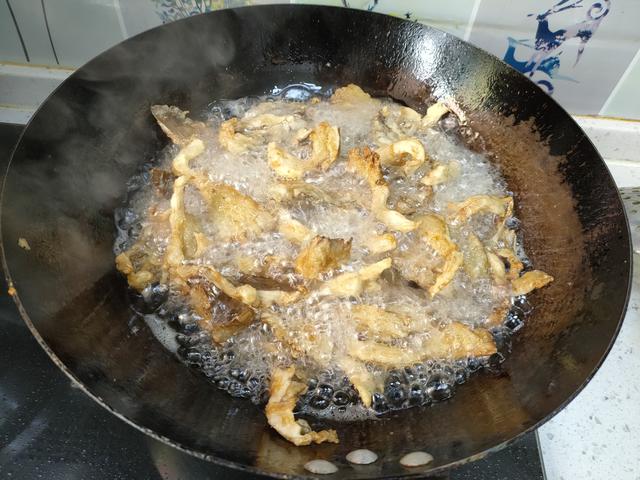 干炸蘑菇香酥做法，酥脆干炸蘑菇的做法（做干炸蘑菇想要酥脆好吃）