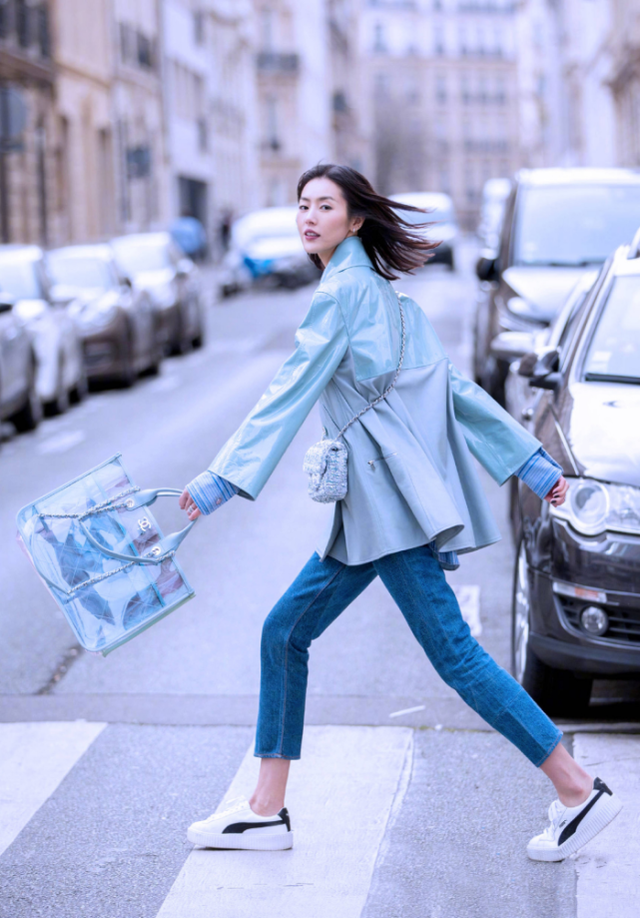 雾霾蓝显白还是显黑，雾霾蓝发色掉色过程（“雾霾蓝”可显高级感了）