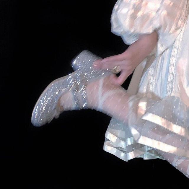 女生部位头像微信，女生部位头像（人刚认识的时候总是拘谨中带着温柔）