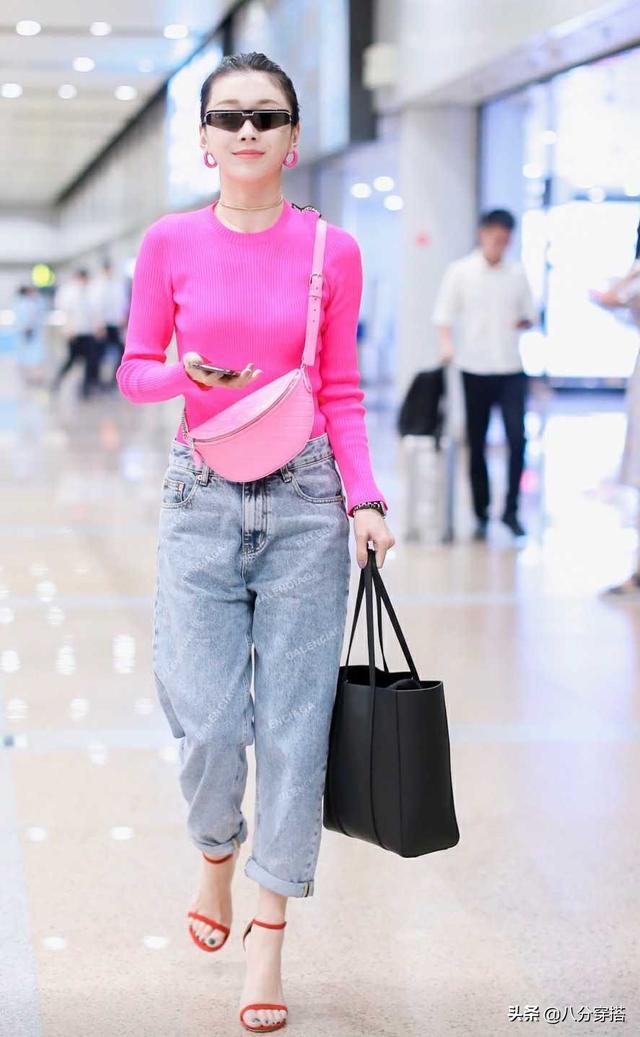 孙佳奇穿搭真任性！玫红色针织衫搭配牛仔裤洋气时髦，一点不土气