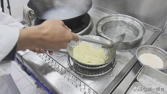 武汉热干面的做法，正宗武汉热干面酱料做法（街边5块钱一碗的热干面）