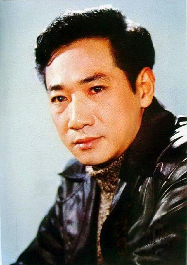 "这是老电影《巴山夜雨》插曲《但愿人生常聚少离分》,由白桦作词