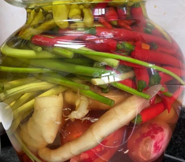 泡菜生花用什么方法可以去掉，泡菜怎么泡不生花（泡酸菜如何不生白花）