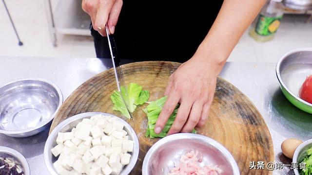 豆腐汤的做法，豆腐汤的做法家常菜简单的做法（一块豆腐、两个西红柿）