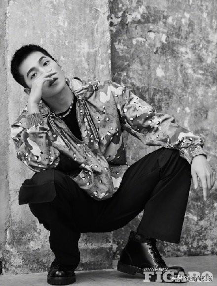 男蓝色杂志全见版，华为v9怎么更新杂志锁屏（蓝渐变衬衫搭工装裤帅气有型）