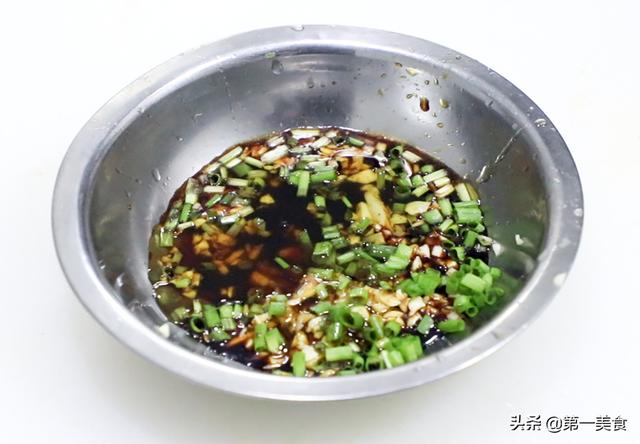 怎样清蒸鸡肉好吃又简单，怎么清蒸鸡才好吃窍门（试试这道清蒸小公鸡）