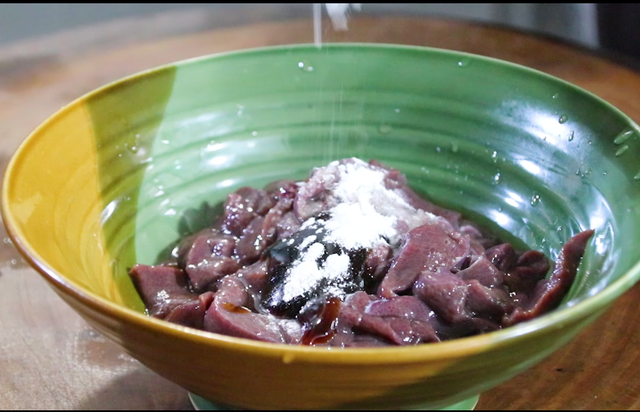 泡椒猪肝怎么炒，爆炒猪肝怎么做又嫩又好吃（潘哥教你做泡椒炒猪肝）