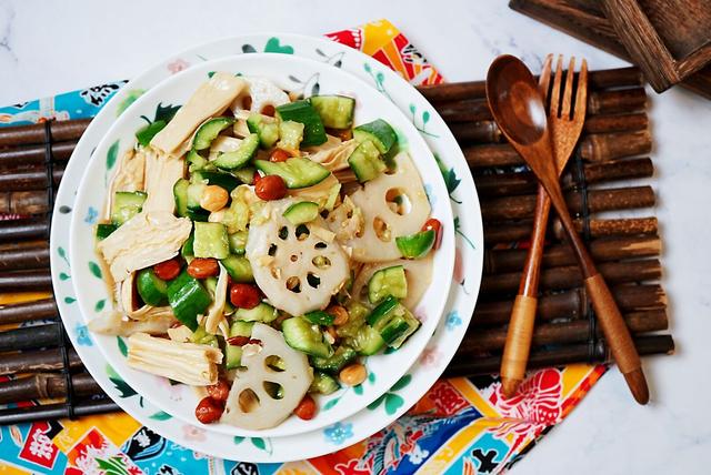 小乳瓜怎样拌好吃，小乳瓜的吃法（三色搭配口感清爽又好看）