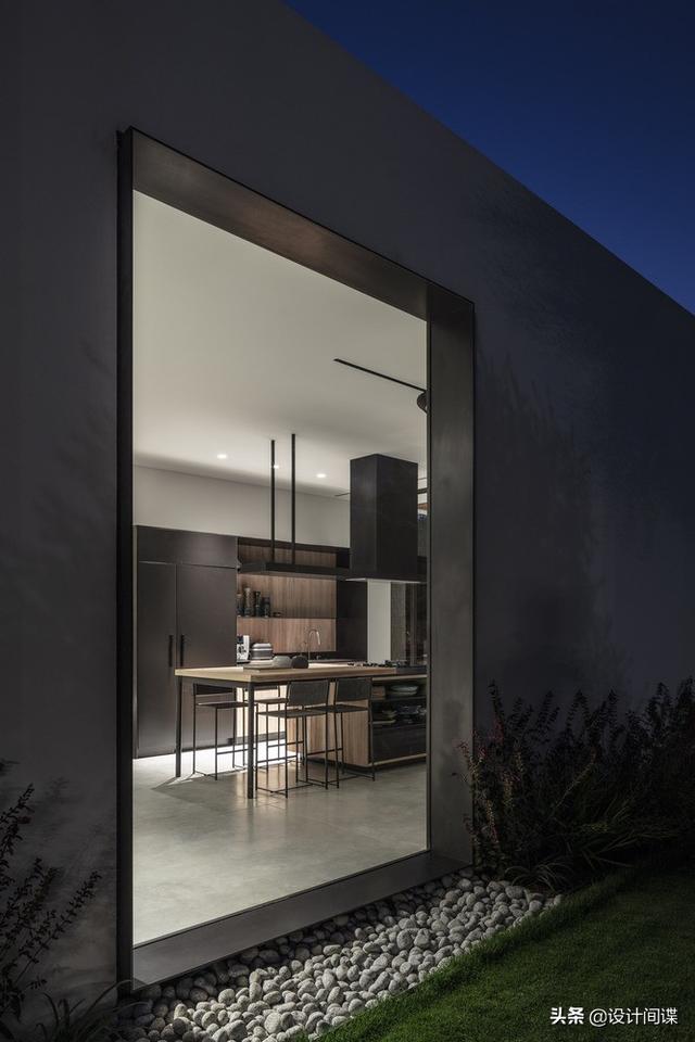 别墅窗帘如何挑选，别墅窗帘如何挑选尺寸（拉开窗帘就能欣赏风景的L型豪宅）