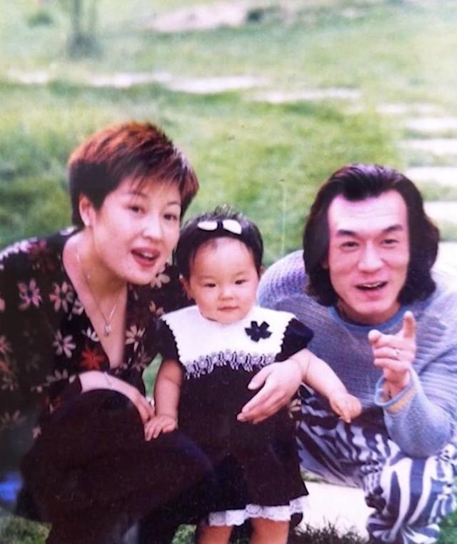 哈文的父亲到底是谁，哈文父亲资料（口吃、失声、进央视、怼台长）