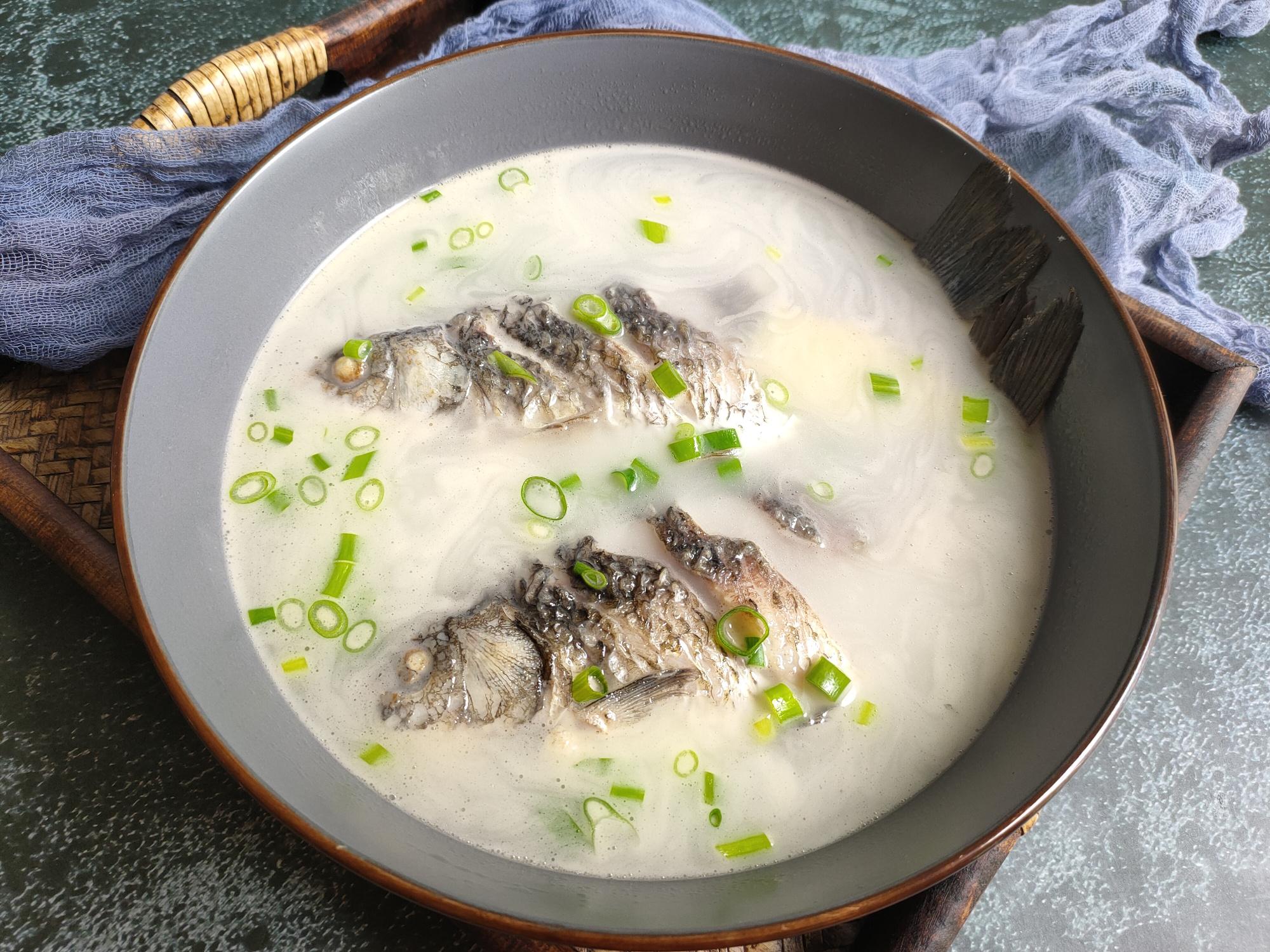 炖鲫鱼汤秘诀：鲜香浓郁又营养，掌握火候与配料轻松做出滋补美味