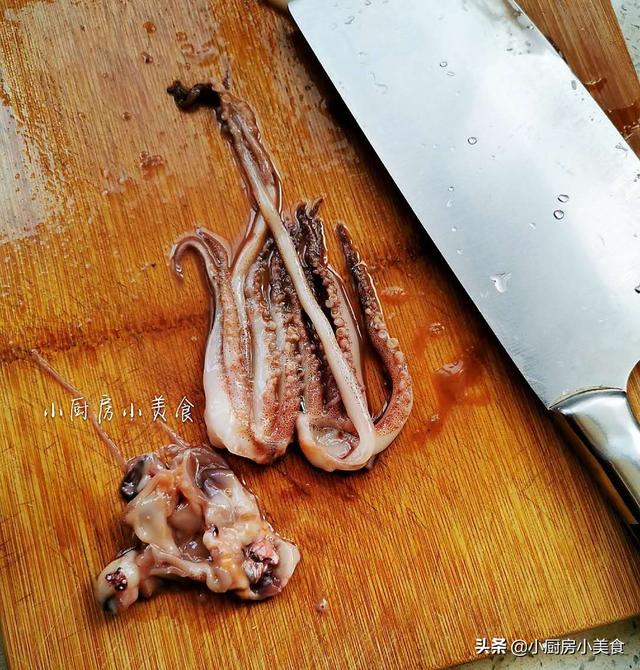 鱿鱼怎么清理干净，鱿鱼正确清理办法（不会的话）