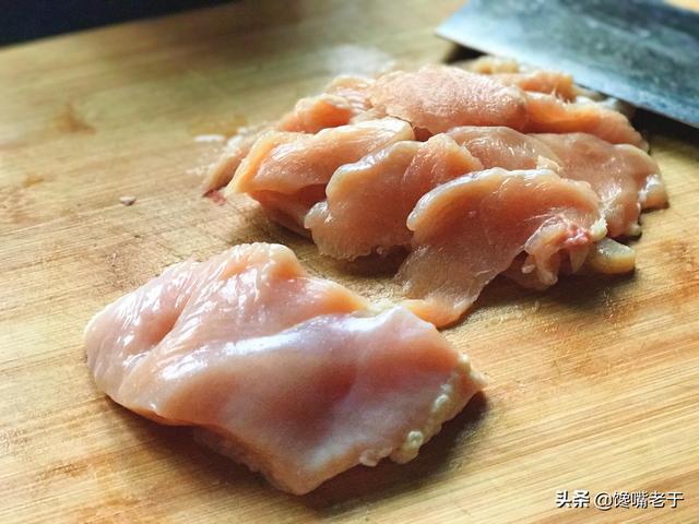 热锅凉油什么意思，为什么说做菜要热锅凉油（无论炒什么肉都又香又嫩）