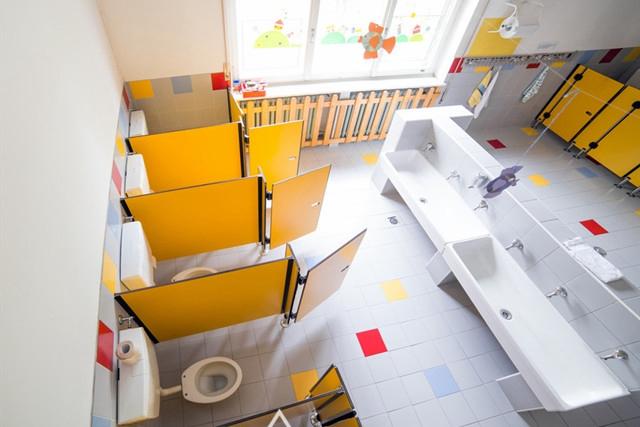 在学校大便很尴尬（孩子总在学校尿裤子）