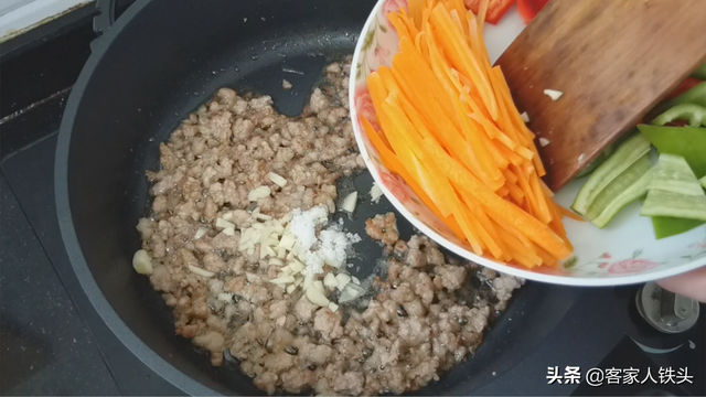 豆腐加鸡蛋做法，豆腐加鸡蛋做法图片（豆腐中打入2个鸡蛋）