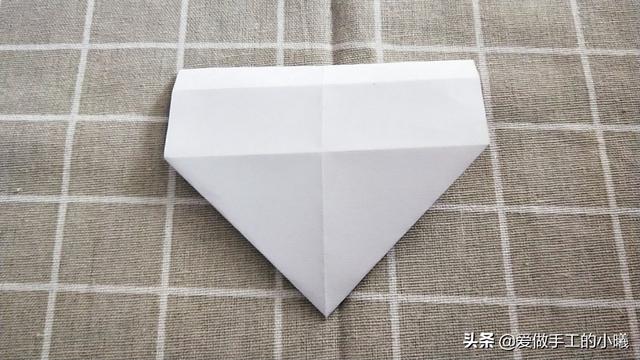 最简单的雨伞折纸方法图解，折纸教程：带爱心的小花伞