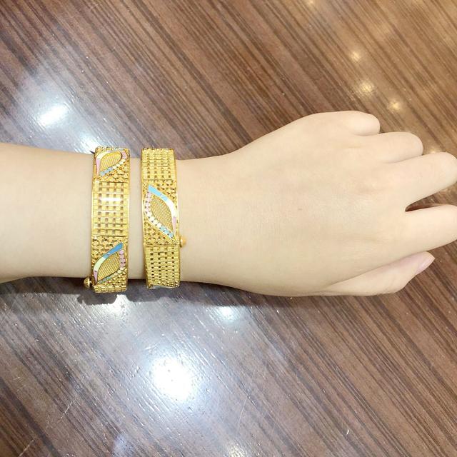 女人银手镯戴哪只手好，女性银手镯带哪只手好（女人戴镯子金的好还是银的好）