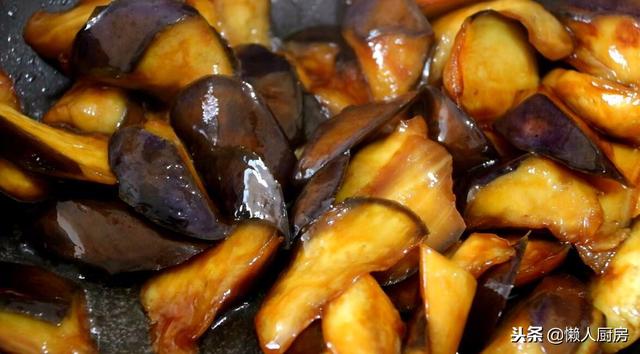 油焖茄子怎么做，油焖茄子怎么做简单又好吃（这是油焖茄子最简单的做法）