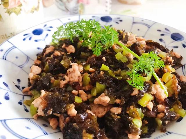 地衣怎么做好吃，新鲜地衣怎么做好吃（别小看路边的这个野菜）