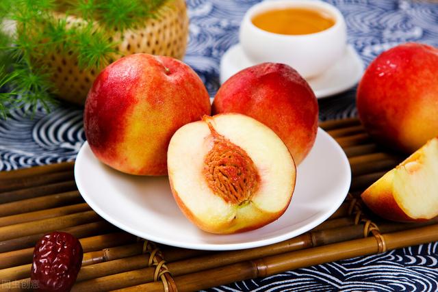 产妇能吃桃子吗月子期间，月子期间可以吃什么水果（月子期间吃桃子好不好）
