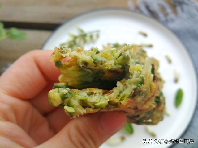 煎槐花饼的简易做法，煎槐花饼的做法大全（这种野菜农村人舍不得吃）