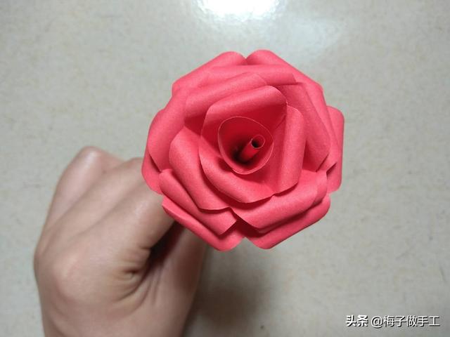 用卡纸做玫瑰花，简单又好看的手工折纸玫瑰花（梅子教你DIY玫瑰花折纸）