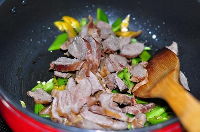 护心肉怎么做好吃，猪护心肉怎么做好吃（很多人总忘了这一步）