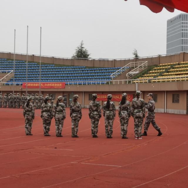 军训期间有什么可以多人玩的游戏，军训的时候可以玩什么游戏（军训奇妙行为大赏）