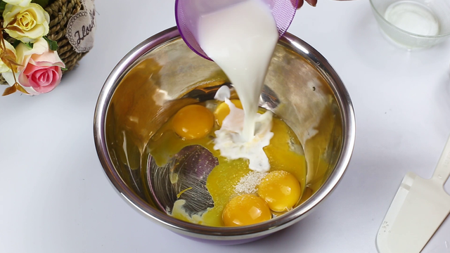 烤蛋糕需要准备什么材料，初学者做蛋糕需要些什么食材（出炉瞬间被烧光）