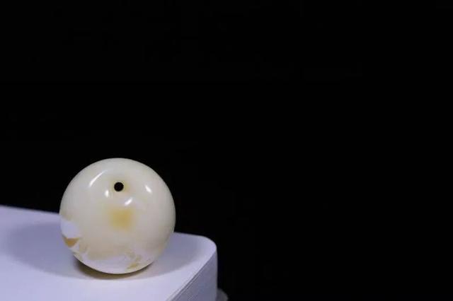 带天然蜜蜡的好处，佩戴蜜蜡有好处吗（你以为戴琥珀蜜蜡只是好看）