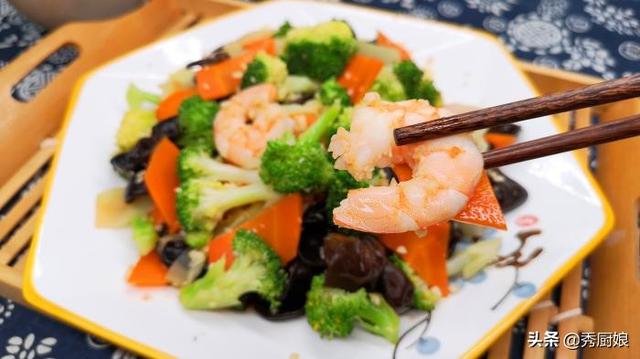 番茄炒松花蛋如何做，松花蛋蒜泥茄子的家常做法（应季而食平安度夏）