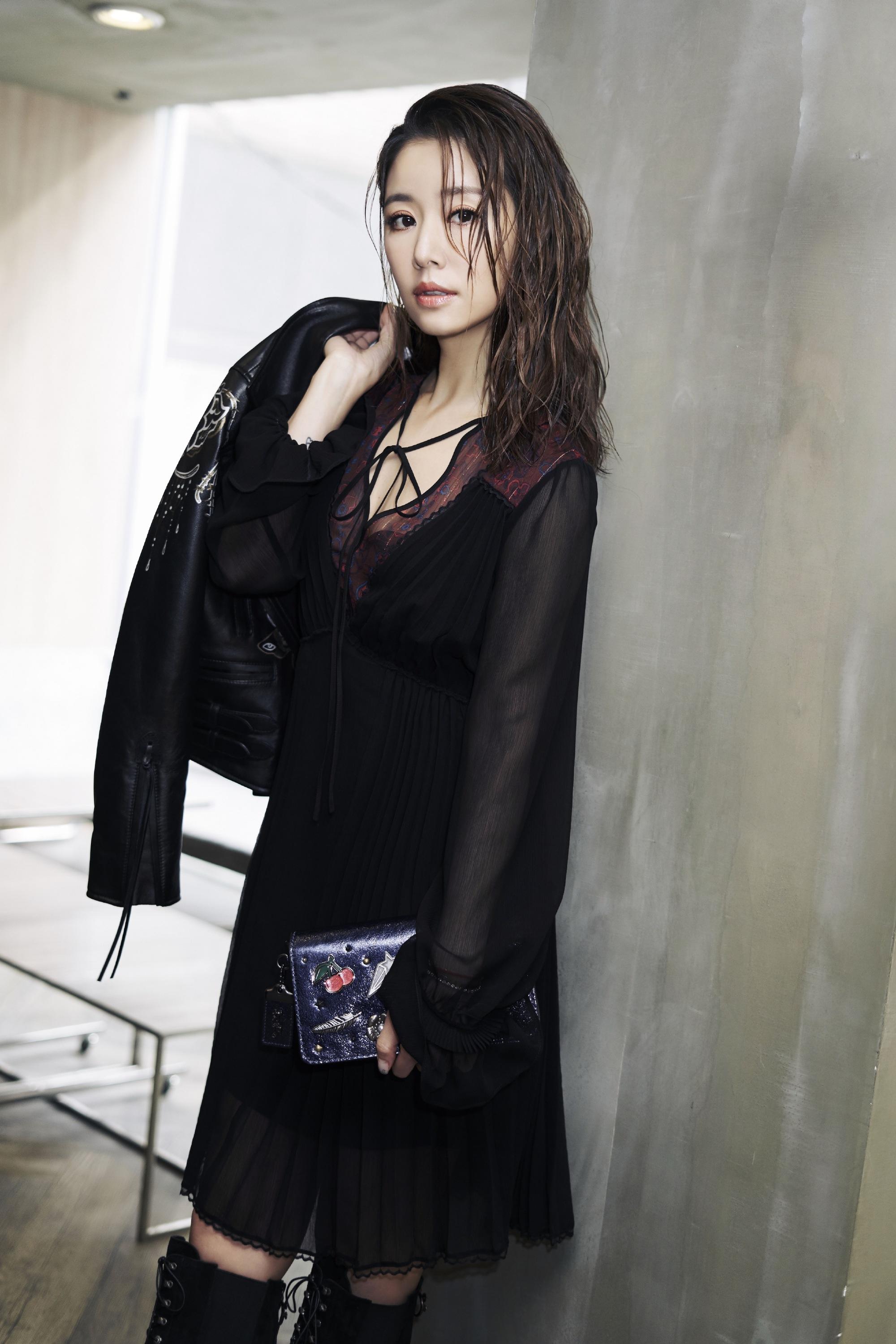 "真空"穿蕾丝薄纱v领裙,怕走光还得用手遮住