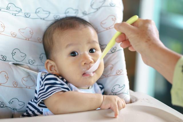 如何给宝宝断奶，宝宝如何断奶（教你快速断奶少掉坑）