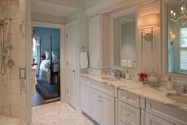 双人床怎么放比较好，双人床实用吗（卧室中的床应该如何摆放）