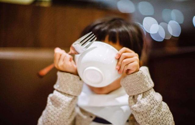 走饭是什么意思，走饭什么意思（你要追在屁股后面一口一口喂了）