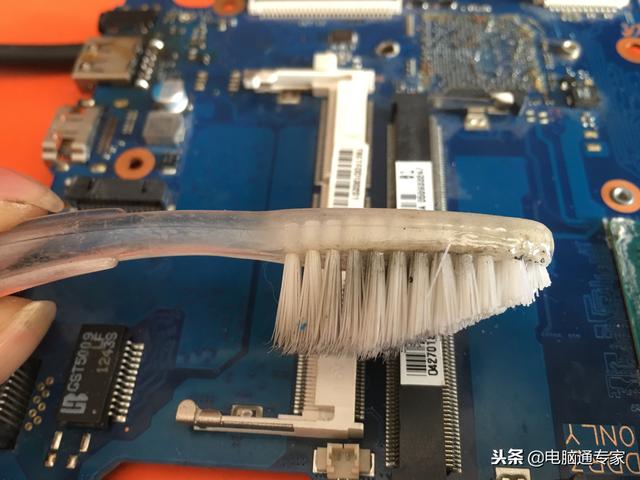 键盘进水了怎么办，笔记本键盘进水怎么办（电脑进水后的紧急补救处理方案）