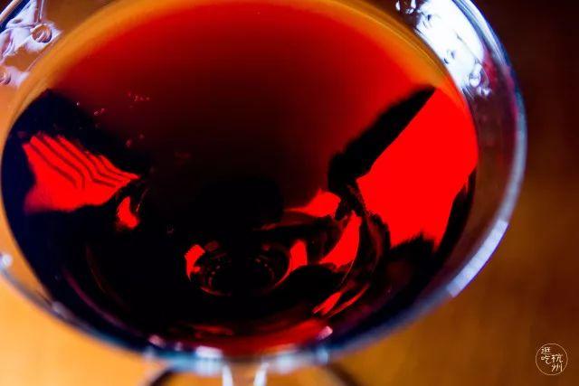 helens红牛桶是什么，helens啤酒桶（最近爆火的“午夜小酒馆”）