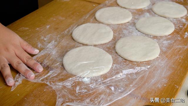 怎样做发面烧饼，怎么发面把烧饼烙得又软又好吃（新手零失败的发面饼做法）