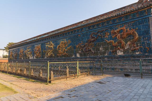 是中国现存规模最大,建筑年代最早的一座龙壁,堪称中国九龙壁之首