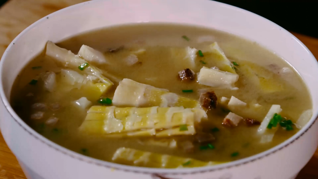 野山椒泡笋怎么做时间放的长，野竹笋泡椒怎么腌（干了这碗“干劲汤”）