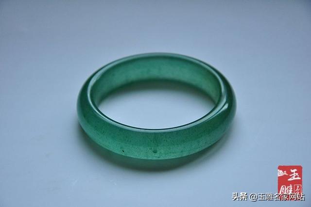 东陵玉手镯的佩戴以及保养，东陵玉手镯戴久了有什么变化（东陵玉手镯值不值得买）