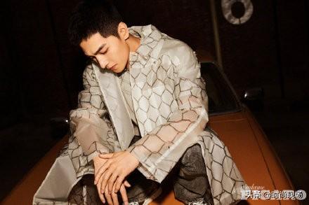 男蓝色杂志全见版，华为v9怎么更新杂志锁屏（蓝渐变衬衫搭工装裤帅气有型）