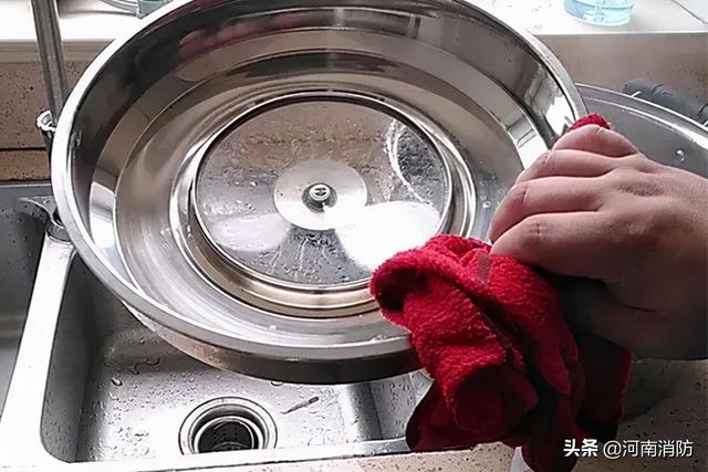 油锅起火应该使用什么方法扑灭，油锅起火正确的扑救方法（14岁女孩教科书操作瞬间化解）